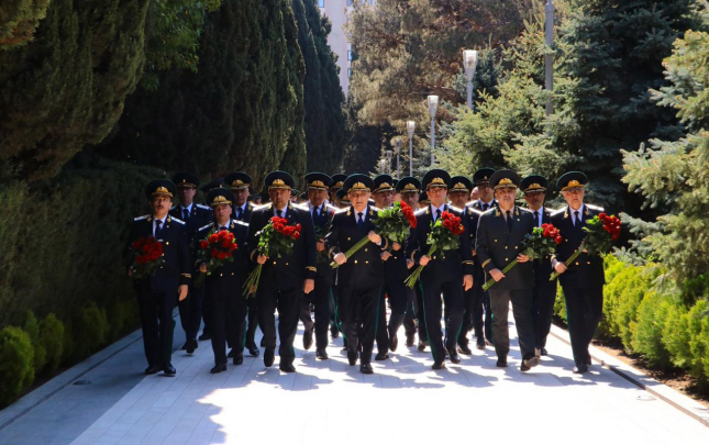 prokurorluq-emekdaslari-fexri-xiyabani-ziyaret-etdi