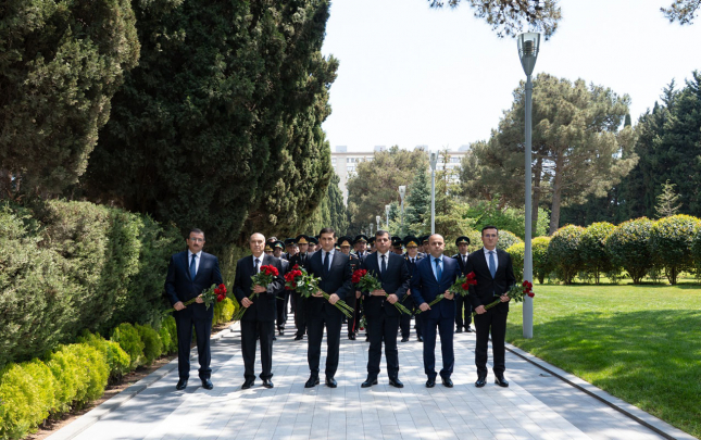 edliyye-nazirliyinin-kollektivi-ulu-onder-heyder-eliyevin-mezarini-ziyaret-etdi