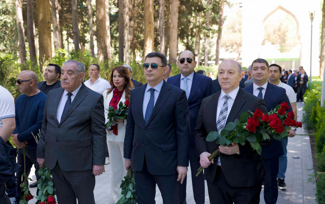 atu-rehberliyi-ulu-onderin-mezarini-ziyaret-etdi