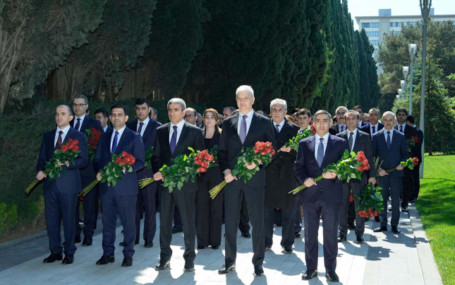 eesmn-kollektivi-fexri-xiyabanda-ulu-onder-heyder-eliyevin-mezarini-ziyaret-edib