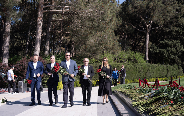 referans-medical-group-kollektivi-ulu-onder-heyder-eliyevin-mezarini-ziyaret-etdi