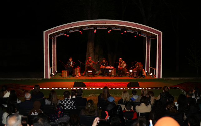 turan-etno-folk-ansambli-xaribulbul-musiqi-festivalinda
