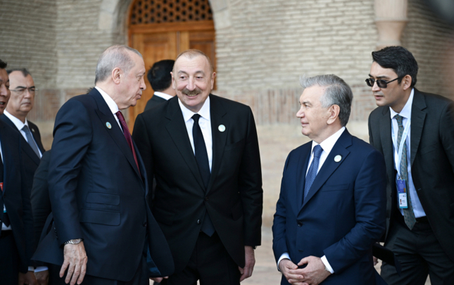 prezident-hemkarlari-ile-turkustani-gezdi