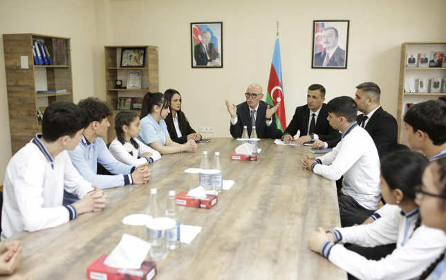 nazir-muavini-tovuzda-tehsil-ictimaiyyeti-valideyn-ve-sagirdlerle-gorusdu