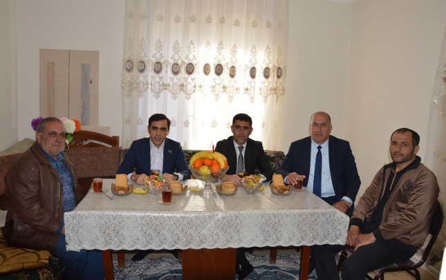 millet-vekili-agderede-sakinleri-ziyaret-etdi