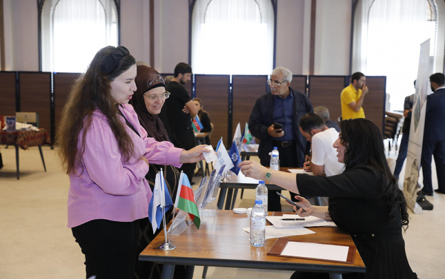 lacinda-kecirilen-emek-yarmarkasinda-90-dek-vakansiya-teqdim-olunub
