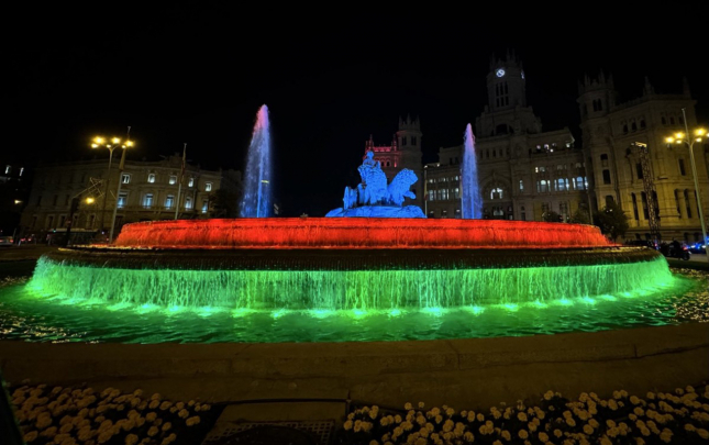 madridin-cibeles-fevvaresi-bayragimizin-renglerinde-isiqlandirildi