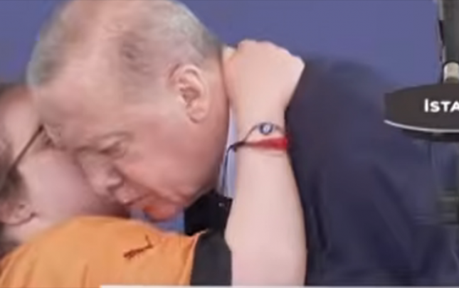 erdogani-ele-qucaqladi-hami-ondan-danisir