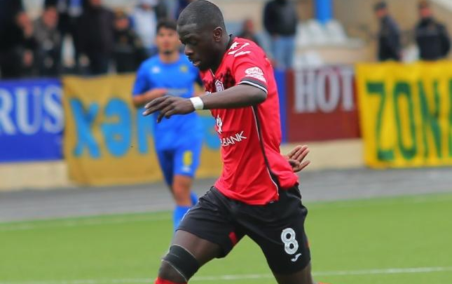 qebele-iki-futbolcu-ile-yollarini-ayirdi
