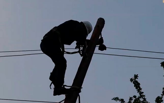 azerisiq-lerikin-en-ucqar-dag-kendlerinde-elektrik-sebekesini-yenileyir