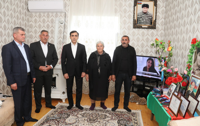 anar-memmedov-terterde-sehid-ailesini-ziyaret-etdi