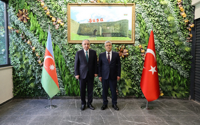 kamran-eliyev-qarsdaki-bas-konsulluqda