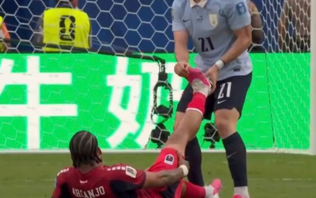 uruqvayli-futbolcunun-bu-hereketi-gulus-hedefine-cevrildi