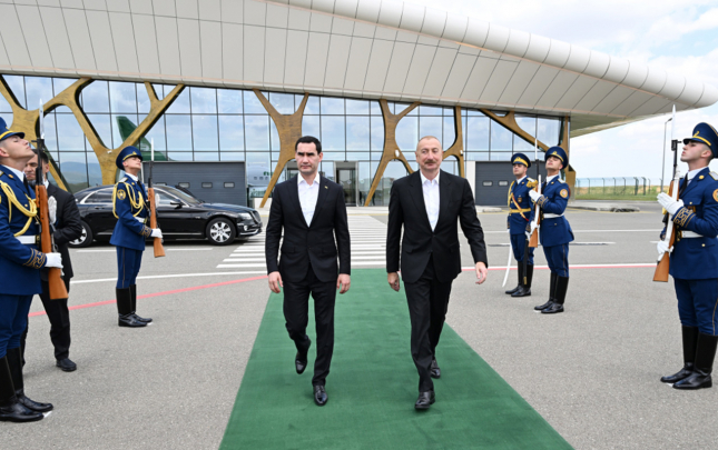 ilham-eliyev-hemkarini-yola-saldi