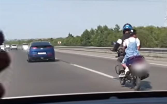 ovladini-tehlukeli-veziyyetde-motosikletle-apardi
