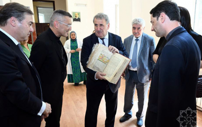isa-hebibbeyli-nadir-elyazmani-bele-teqdim-etdi