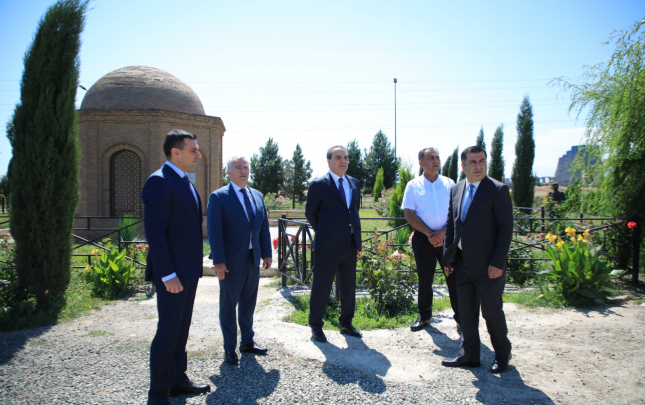 comerd-qessab-turbesinin-etrafinda-abadliq-isleri-gorulub