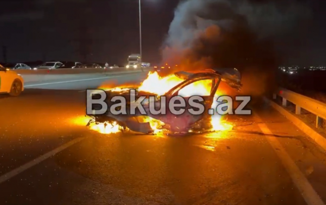 bakida-avtomobil-iki-yere-bolundu
