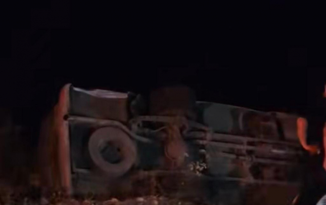 Suqovuşanda mikroavtobus dərəyə aşdı  – Yaralılar var – Foto</b>