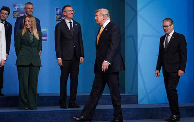 liderlerin-aile-fotosu-cekilerken-trampi-gormezden-geldi