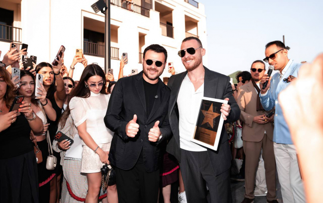 emin-kerem-bursine-bakida-hediyye-verdi