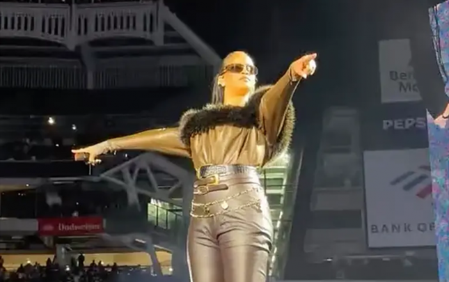 rihanna-iller-sonra-sehneye-qayitdi