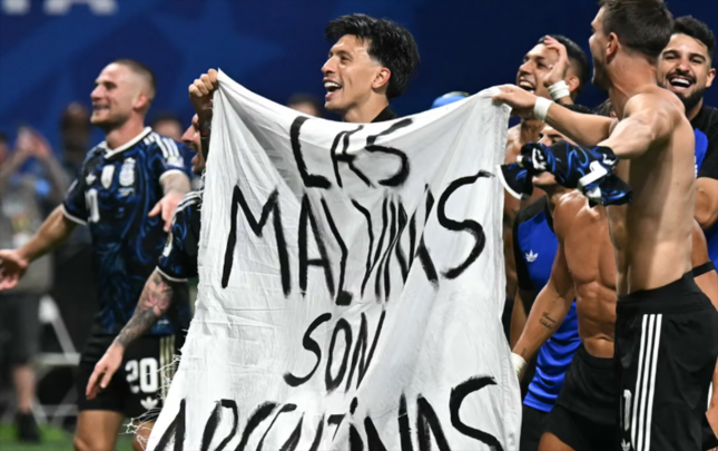argentina-futbolculari-meydanda-siyasi-pankart-acdi