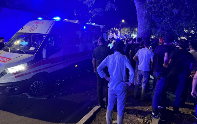 “Mercedes” əvvəl maşına, sonra ağaca çırpılıb aşdı  – Yaralı var
