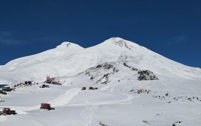 elbrusda-bes-alpinist-helak-oldu