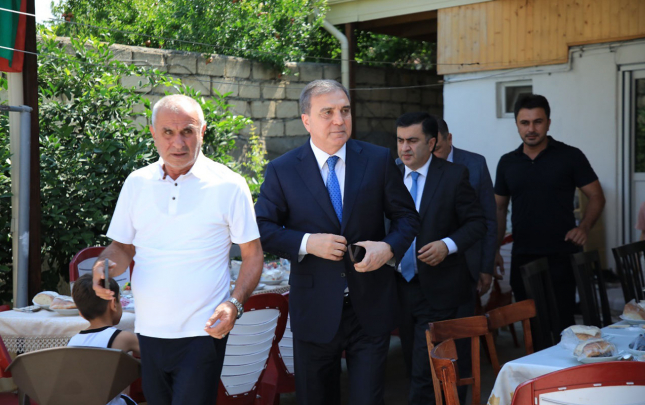 niyazi-bayramov-natiq-qasimovun-ailesini-ziyaret-etdi