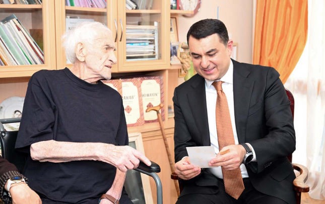 Nazir 96 yaşlı Xalq artistini evində ziyarət etdi  – Fotolar
