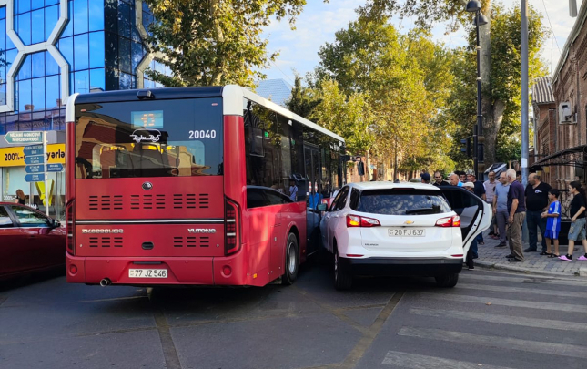 Gəncədə “Baku Bus”qəzaya düşdü