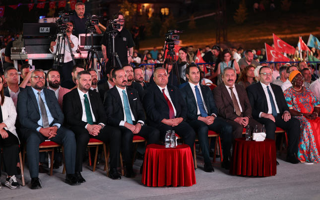 azerbaycan-numayendeleri-ankarada-festivalda
