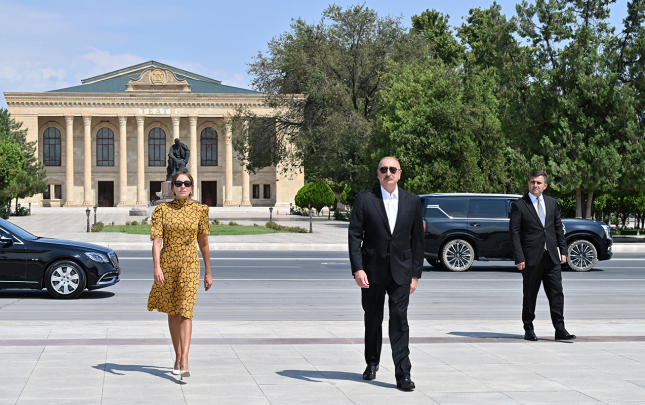 İlham Əliyev və Mehriban Əliyeva Ümummilli Liderin abidəsini ziyarət etdilər  – Fotolar