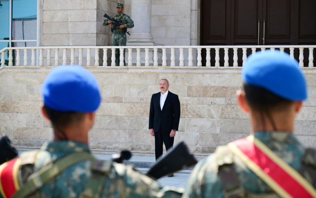 Prezident Döyüş bayraqlarının verilməsi mərasimində  – Fotolar