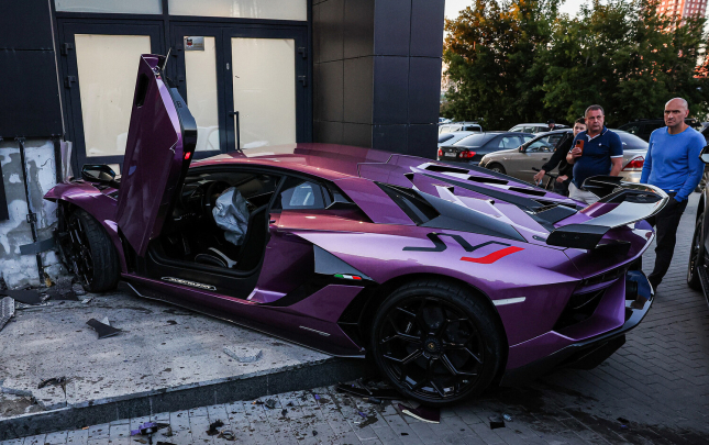 milyarderin-oglu-benovseyi-lamborghini-ile-qeza-toretdi