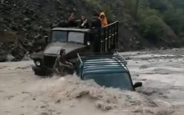 selaleye-geden-yolu-sel-basdi
