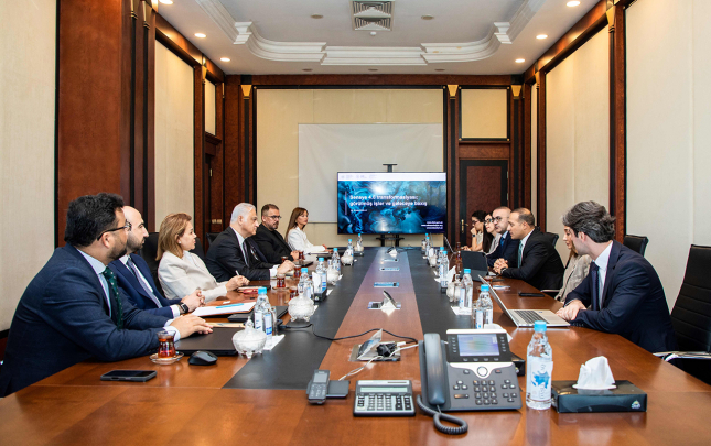 4sim-ve-azersun-holdinq-arasinda-emekdasliq-muzakire-olundu