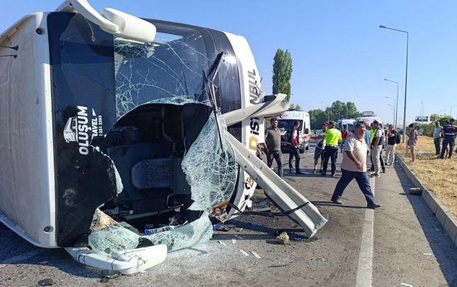 turkiyede-avtobus-qezaya-dusdu-22-yarali