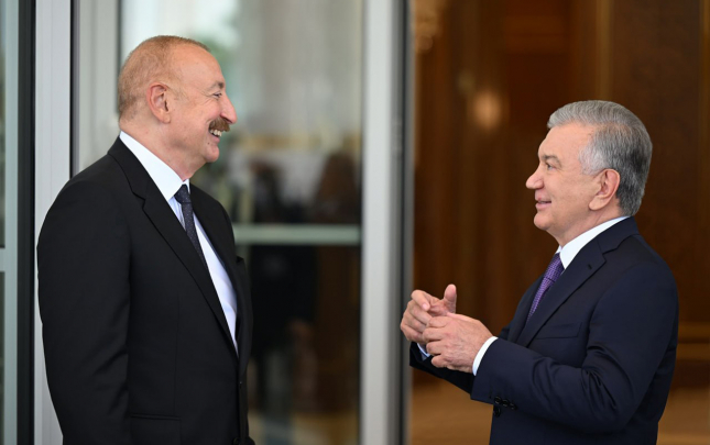 prezident-daskendde-musteqillik-abidesini-ziyaret-etdi
