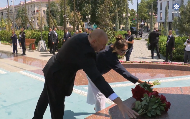 prezidentle-xanimi-umummilli-liderin-barelyefi-onune-gul-desteleri-qoydular