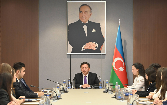 yalcin-refiyev-iv-maarifci-telebe-mezun-proqraminin-istirakcilari-ile-gorusdu