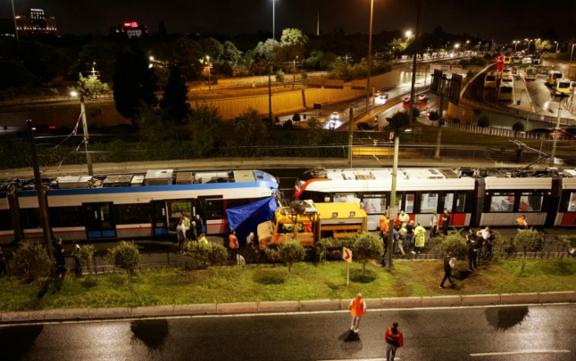 istanbulda-tramvaylar-toqqusdu-10-yarali