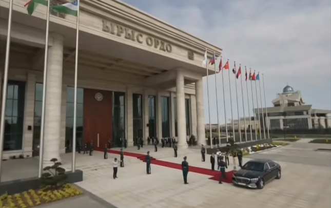 Japarov sammit iştirakçılarını qarşılayır  – Canlı