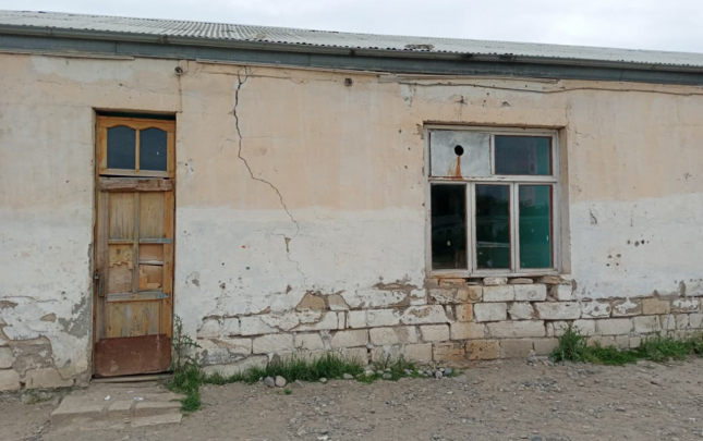 300-sagirdin-oxudugu-mektebin-tavani-cokmek-uzredir