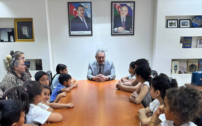 qerbi-azerbaycanli-ailelerin-mektebyasli-usaqlari-ile-enenevi-gorus-kecirilib