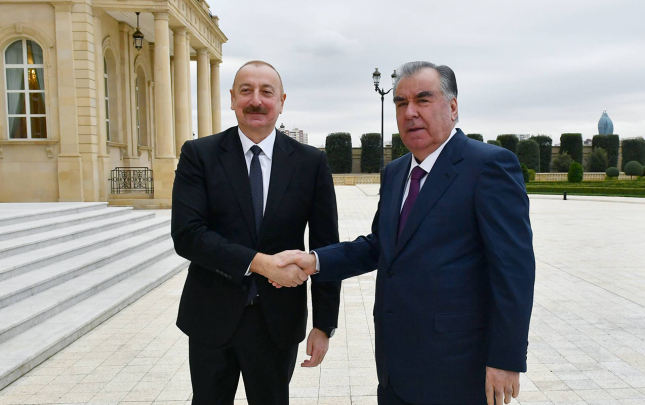 prezident-hemkarini-tebrik-etdi