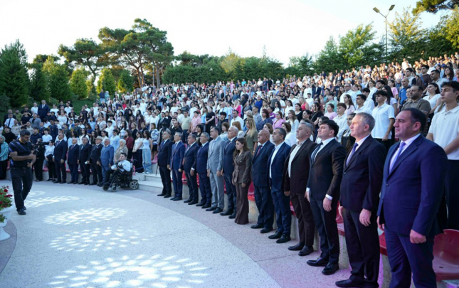 xetaide-yuksek-bal-toplamis-mezunlarla-gorus-ve-konsert-kecirildi
