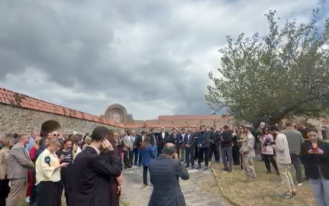 diplomatlar-genceser-monastir-kompleksinde