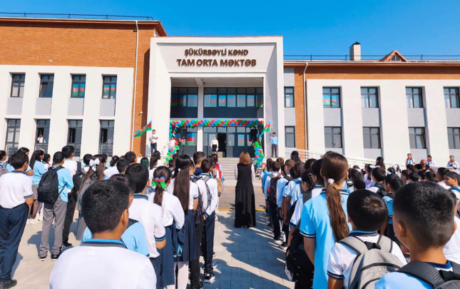 yeni-fealiyyete-baslayan-sukurbeyli-kend-mektebinde-ilk-ders-gunu